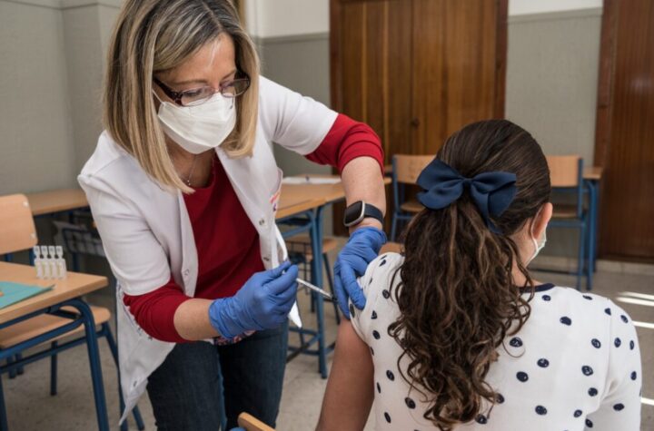 La-población-de-riesgo-puede-pedir-a-través-de-la-aplicación-de-Salud-Responde-o-por-vía-telefónica,-ClicSalud+-o-en-su-centro-de-salud