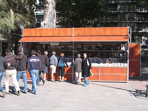 La-feria-del-libro-tendrá-lugar-en-la-Fuente-de-las-Batallas-y-el-inicio-de-la-Carrera-de-la-Virgen-durante-el-mes-de-octubre.