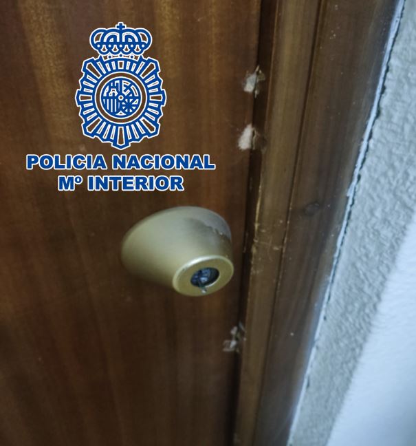 Detienen-en-plena-acción-a-un-varón-forzando-la-cerradura-de-un-piso