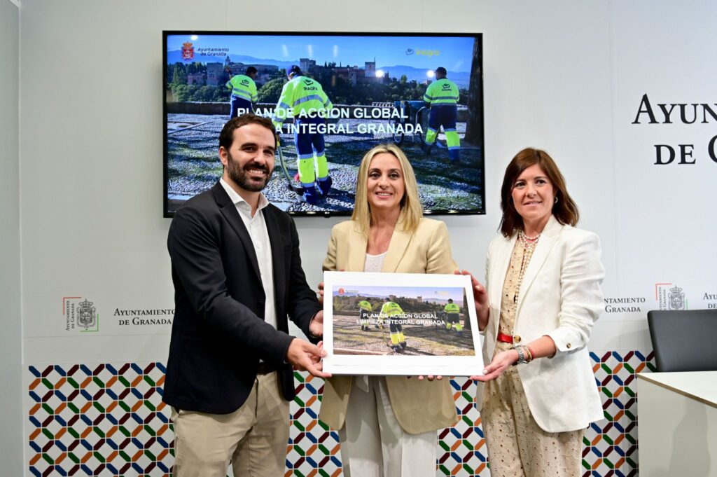 El-Ayuntamiento-de-Granada-pone-en-marcha-el-nuevo-plan-de-limpieza-de-la-ciudad