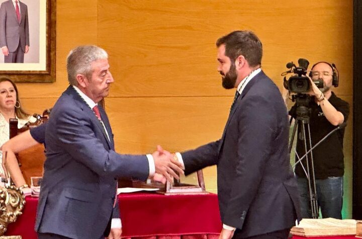 Gustavo-De-Castro-Sierra-toma-posesión-como-diputado-provincial-de-VOX-en-Granada