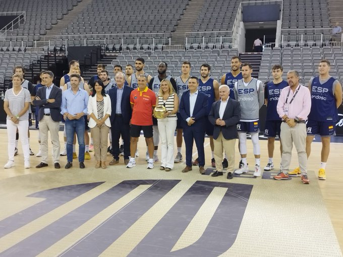 Marifrán-Carazo-ha-asistido-al-entrenamiento-de-la-selección-española-en-el-Palacio-de-Deportes,-que-acoge-el-Torneo-Ciudad-de-Granada.