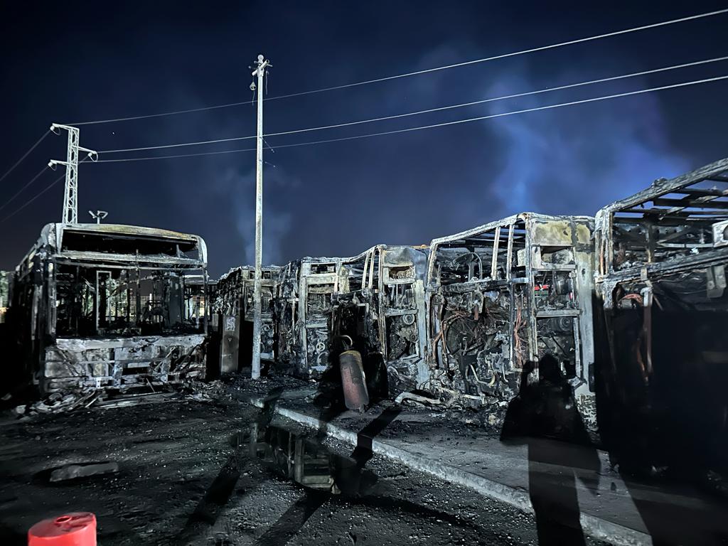 Incendio-en-el-Cerillo-de-Maracena-calcina-ocho-autobuses