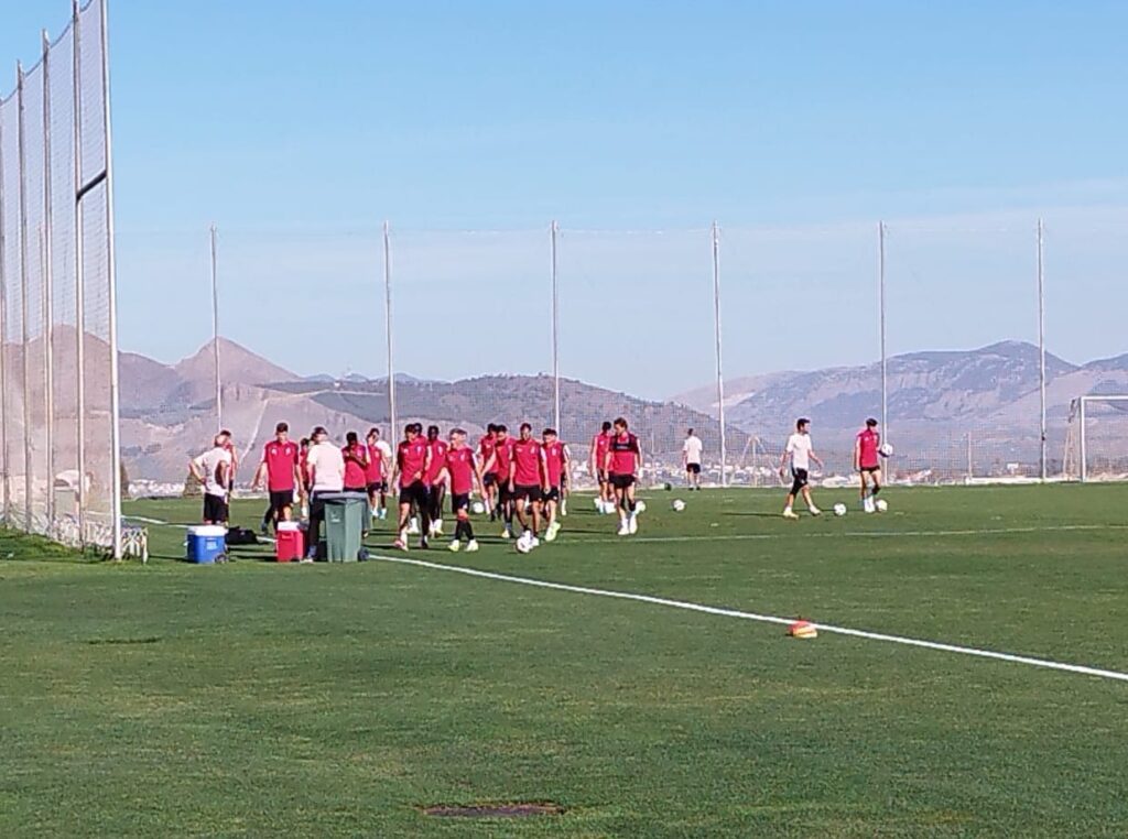 El-Granada-CF-sigue-preparando-su-debut-en-Los-Cármenes-ante-el-Rayo-Vallecano,-que-se-producirá-este-lunes.