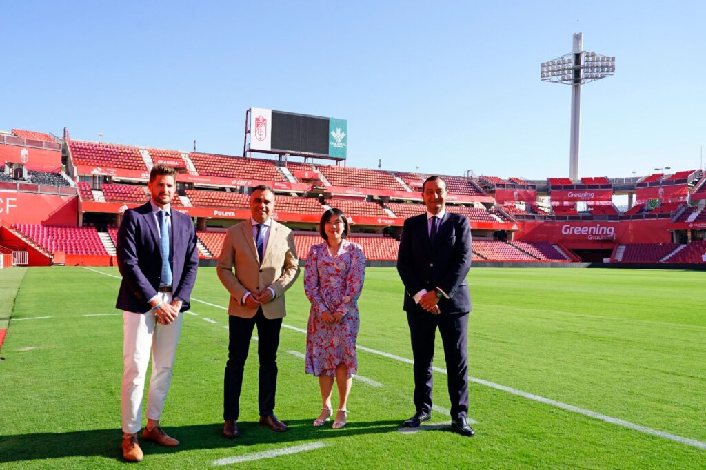 Francis-Rodríguez-ha-mantenido-una-reunión-con-la-presidenta-del-Granada-CF,-Sophia-Yang,-y-con-el-director-general,-Alfredo-García-Amado.