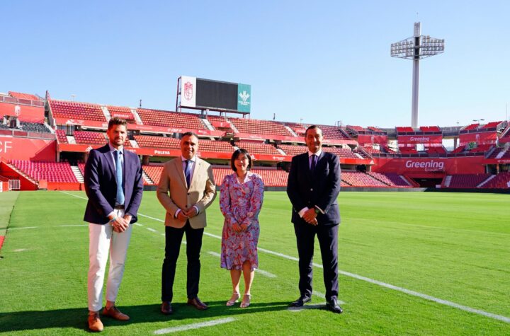 Francis-Rodríguez-ha-mantenido-una-reunión-con-la-presidenta-del-Granada-CF,-Sophia-Yang,-y-con-el-director-general,-Alfredo-García-Amado.