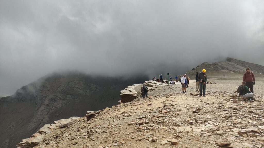 Un-total-de-66-deportistas-de-Faisem-realizan-la-cuarta-ascensión-al-pico-del-Veleta