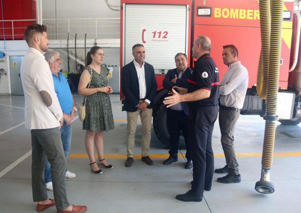 El-presidente-visita-el-parque-de-bomberos-de-Cádiar