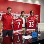 Lucas Boyé-y-Álvaro-Fernández-han-sido-presentados-ante-los-medios-de-comunicación-en-el-estadio-Nuevo-Los-Cármenes.