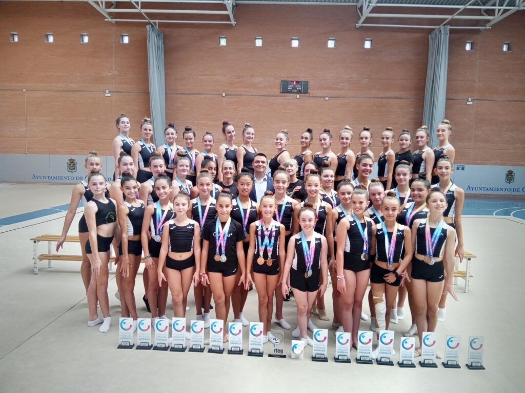 Tres-medallas-de-oro,-tres-de-plata-y-una-de-bronce-han-conseguido-las-gimnastas-del-Club-Granada-esta-temporada