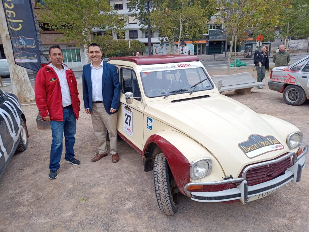 La-Iberian-Classic-Raid-pasa-por-Granada-camino-de-Lisboa-con-casi-doscientos-coches-clásicos