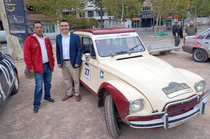 La-Iberian-Classic-Raid-pasa-por-Granada-camino-de-Lisboa-con-casi-doscientos-coches-clásicos