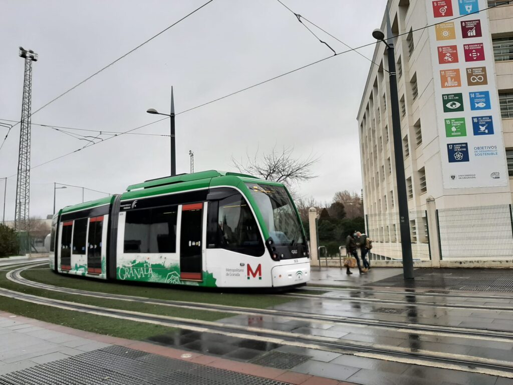 Metro-de-Granada-refuerza-el-servicio-del-sábado-21-de-octubre-por-las-oposiciones-del-SAS