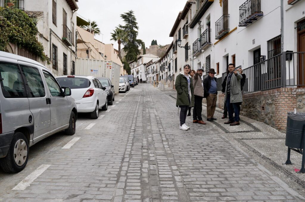 El-PSOE-reclama-aparcamientos-para-residentes-en-la-cuesta-Alhacaba-como-estaba-previsto