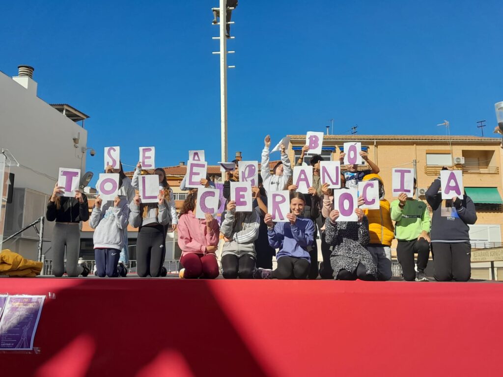 El-Ayuntamiento-de-Maracena-ha-celebrado-un-acto-en-la-Plaza-Sor-María-Luisa-en-el-que-ha-participado-su-comunidad-educativa