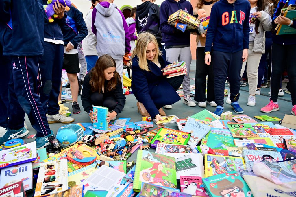 El-Ayuntamiento-e-Inagra-promueven-una-recogida-solidaria-de-juguetes,-libro-y-material-escolar