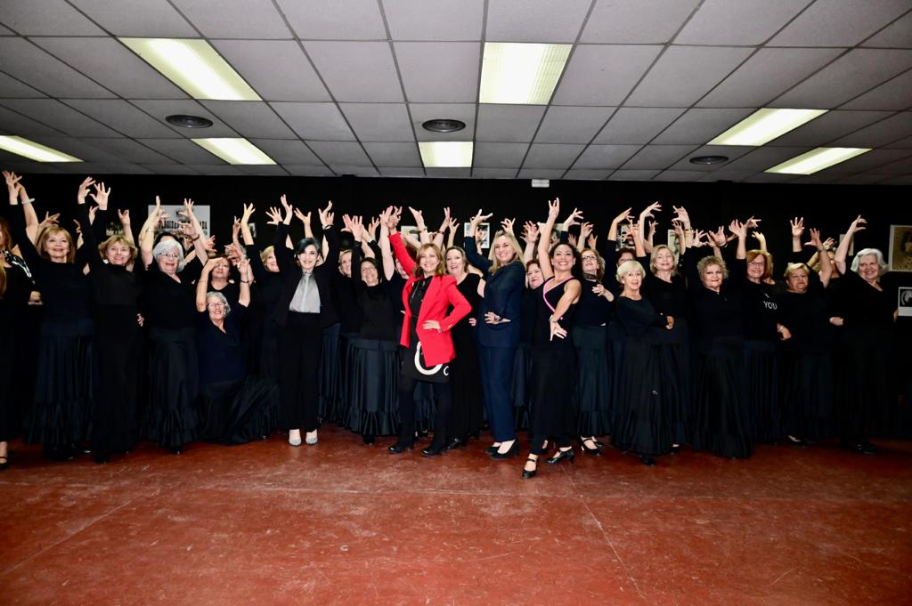 La-alcaldesa-visita-los-talleres-de-flamenco-a-los-que-acuden-las-personas-mayores