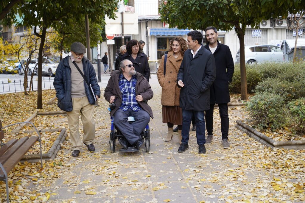 El-PSOE-alerta-del-retraso-en-la-campaña-de-recogida-de-hojas-y-advierte-a-Carazo-de-posibles-accidentes