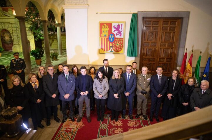 Marifrán-Carazo-ha-presentado-un-cuadro-con-la-bandera-en-recuerdo-del-evento-celebrado-en-Granada-el-pasado-3-de-junio