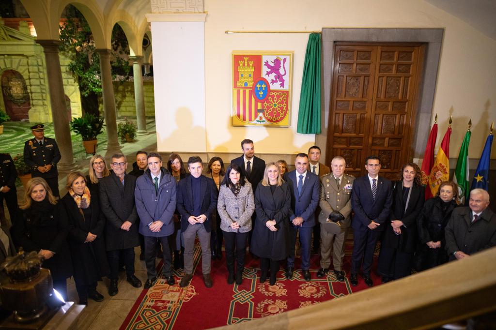 Marifrán-Carazo-ha-presentado-un-cuadro-con-la-bandera-en-recuerdo-del-evento-celebrado-en-Granada-el-pasado-3-de-junio