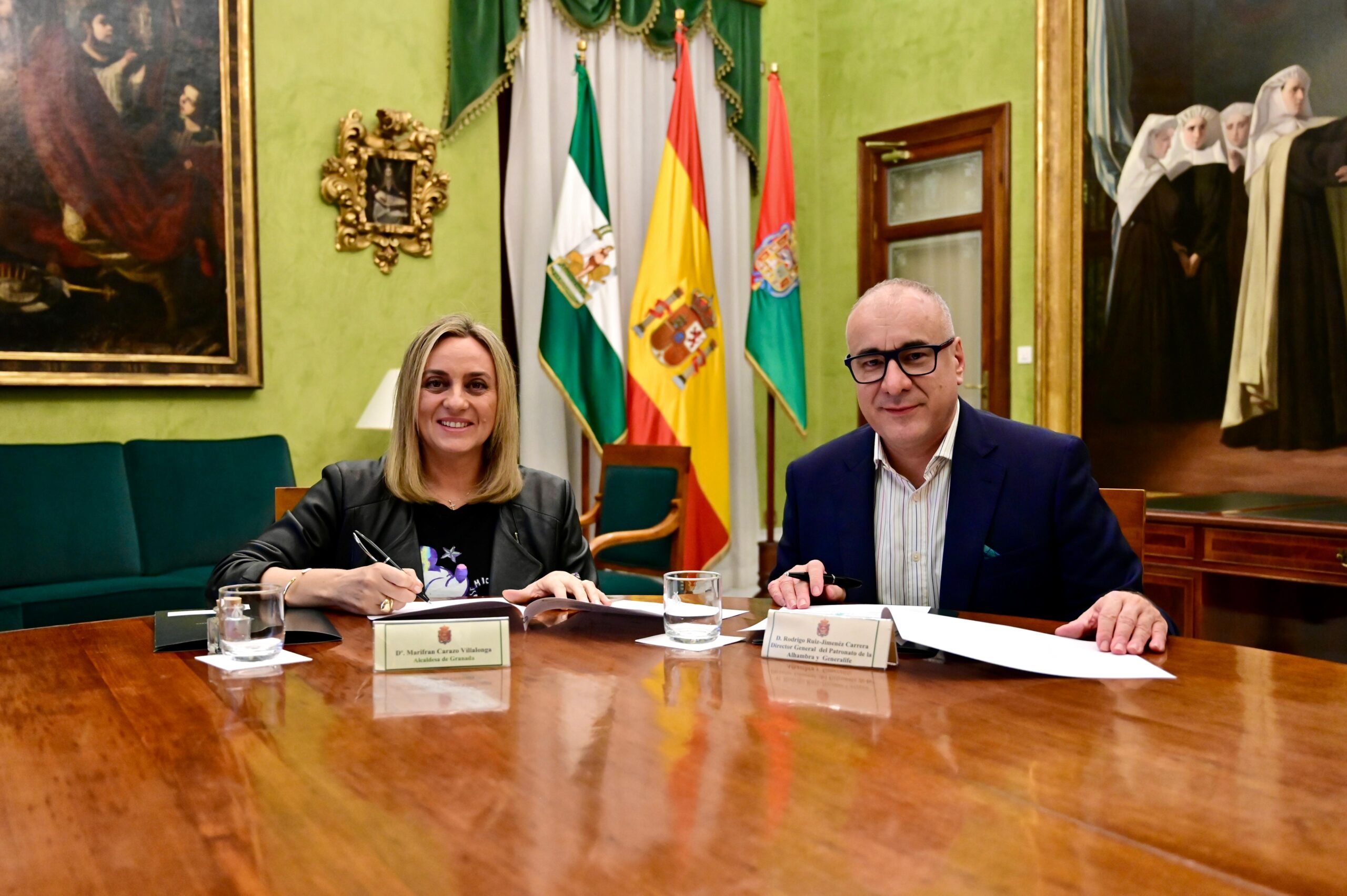 Marifrán-Carazo-y-el-director-del-Patronato-de-la-Alhambra,-Rodrigo-Ruiz-Jiménez,-han-firmado-una-adenda-al-convenio-establecido-en-2019