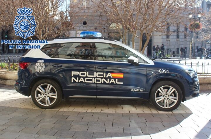 Agentes-de-la-Policía-Nacional-sorprenden-a-un-varón-forzando-la-puerta-de-acceso-a-un-domicilio