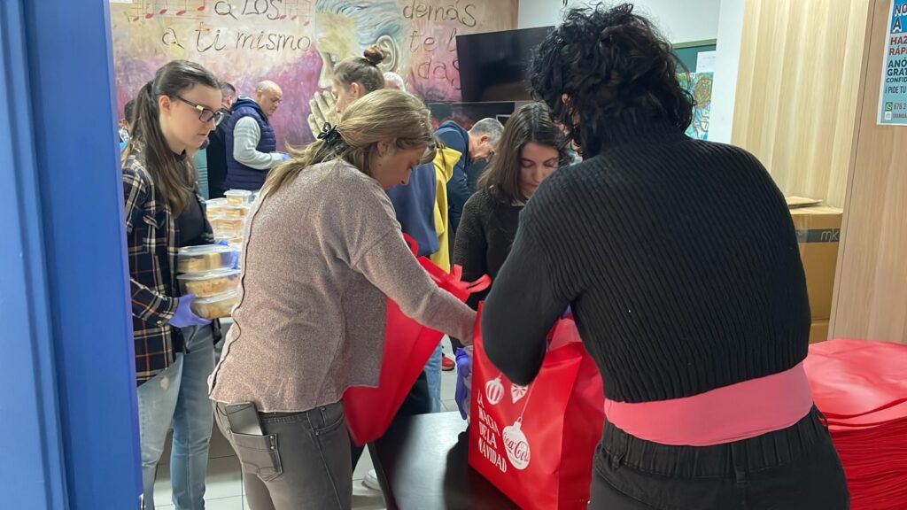 Coca-Cola-se-une-a-la-Federación-de-Hostelería-de-Granada,-Calor-y-Café,-Escuela-de-Solidaridad,-y-dos-Comedores-Sociales