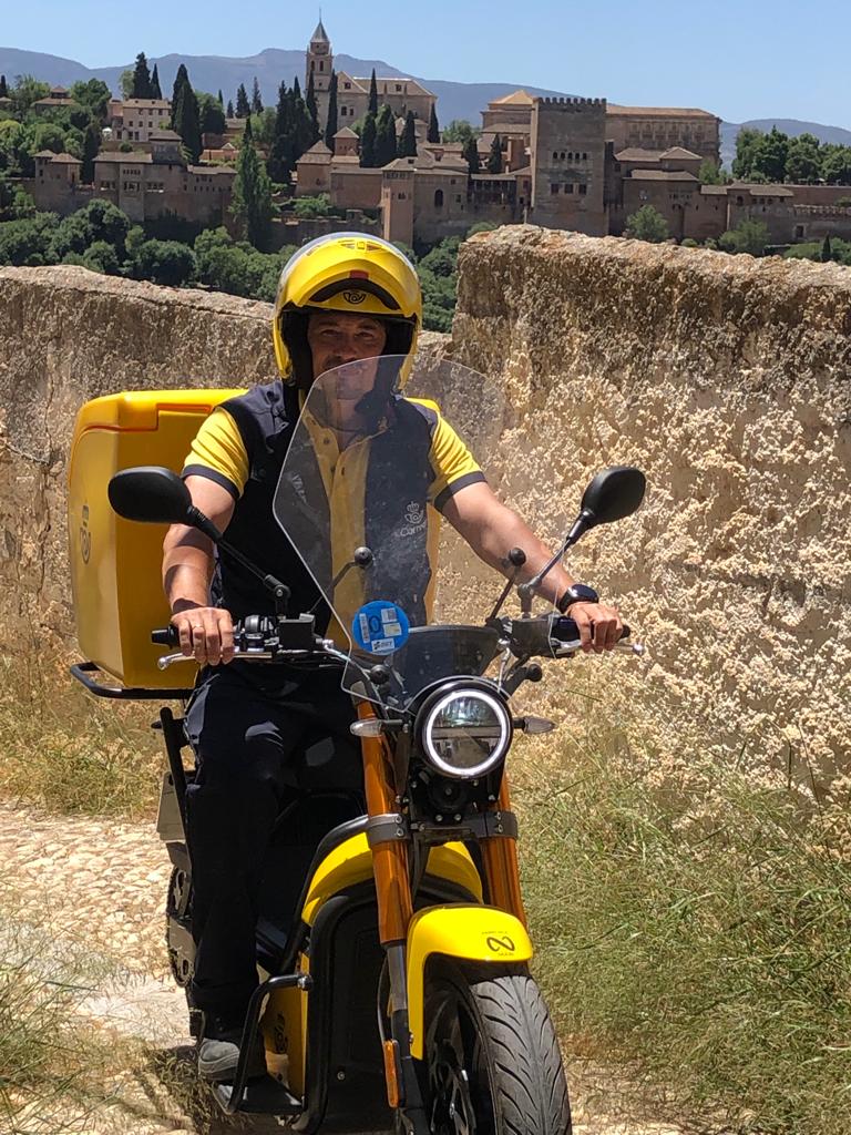 Correos-ha-reducido-19-toneladas-de-emisiones-de-CO2-por-el-uso-de-su-flota-verde-en-Granada