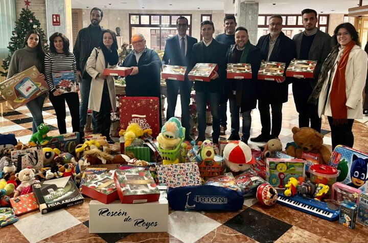 El-PP-entrega-juguetes,-roscones-y-material-sanitario-a-la-Orden-Hospitalaria-de-San-Juan-de-Dios