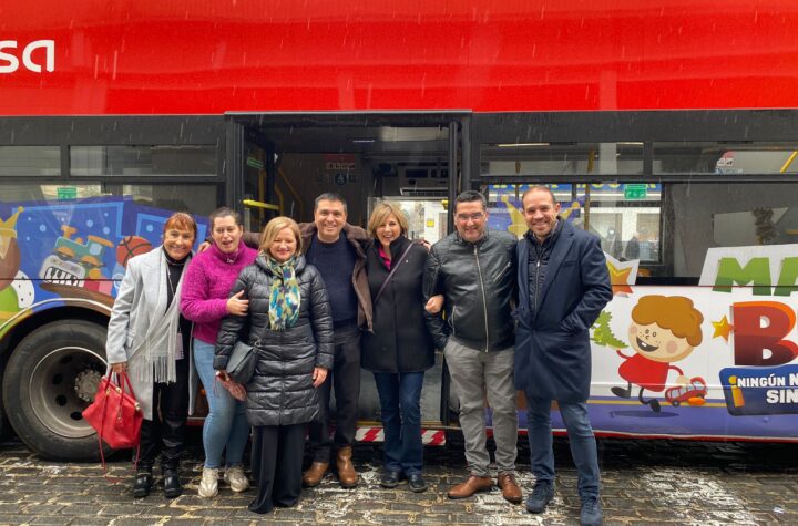 La-campaña-solidaria,-en-la-que-ha-colaborado-Alsa,-finaliza-hoy-con-la-entrega-de-los-regalos-a-la-asociación-de-comerciantes-El-Zaidín