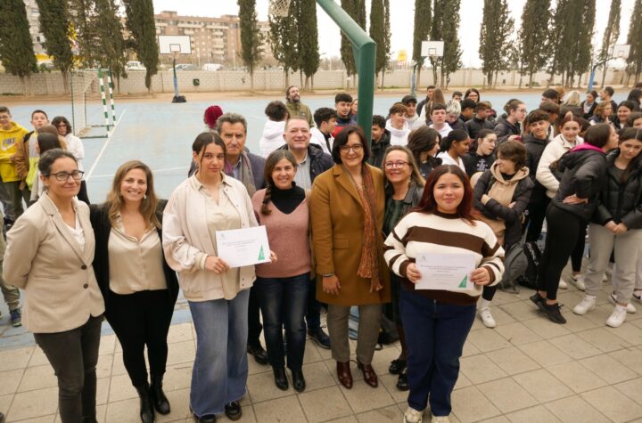 La-delegada-de-Desarrollo-Educativo-y-FP,-María-José-Martín,-felicita-a-las-jóvenes-Aicha-Rossi-y-Margarita-Angelina-Padilla