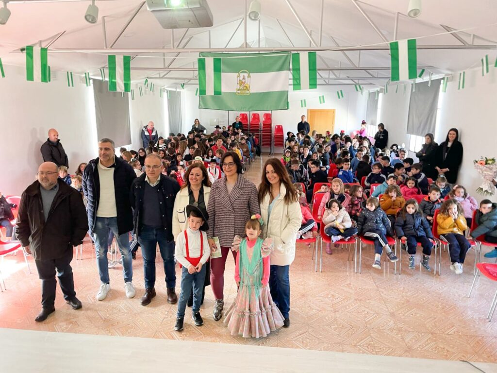 La-delegada-de-Desarrollo-Educativo-y-FP,-María-José-Martín,-asiste-a-la-clausura-de-la-actividad-formativa