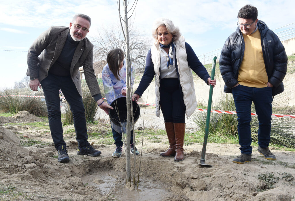 La-Diputación-de-Granada-reforesta-la-ribera-del-rio-Dílar-a-su-paso-por-Vegas-del-Genil