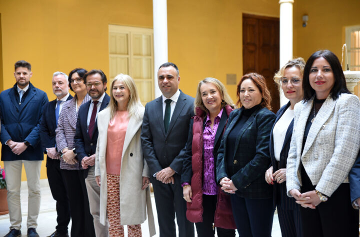 Francis-Rodríguez-le-ha-trasladado-el-proyecto-a-la-consejera-de-Desarrollo-Educativo-y-Formación-Profesional,-Patricia-del-Pozo