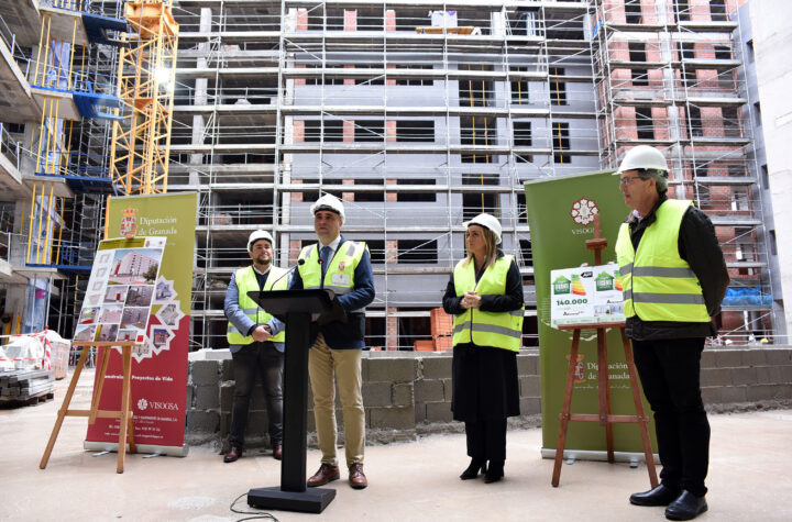 Francis-Rodríguez,-y-la-alcaldesa-de-Granada,-Marifrán-Carazo,-han-realizado-una-visita-a-las-obras-del-nuevo-residencial