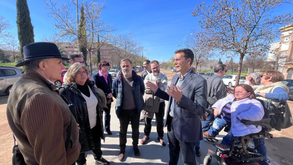 Los-socialistas-visitan-también-la-zona-de-Carmen-de-Burgos-junto-a-vecinos-de-la-zona-que-piden-el-adecentamiento-del-bulevar