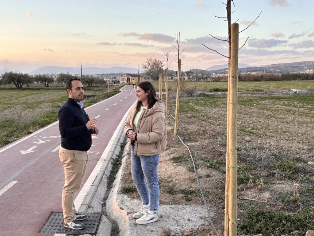 En-pocos-años-proporcionaran-sombra-a-los-viandantes-y-ciclistas-que-disfruten-de-esta-zona,-mitigando-los-efectos-del-cambio-climático