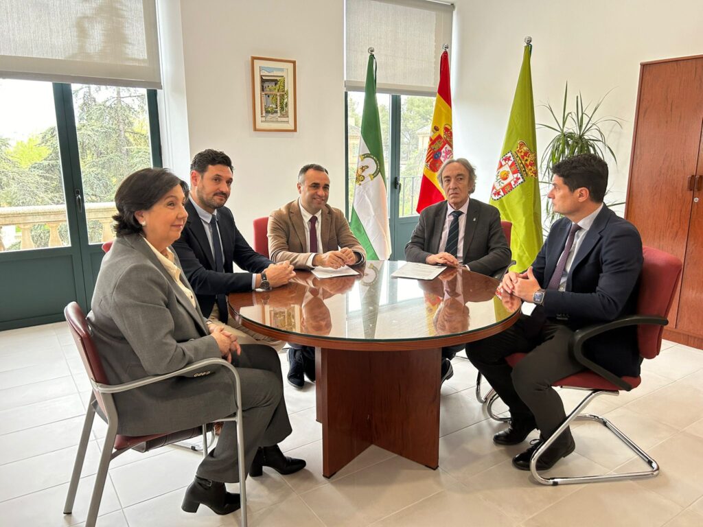 Francis-Rodríguez-y-el-delegado-territorial-de-Salud-y-Consumo,-Indalecio-Sánchez-Montesinos,-destacan-la-importancia-de-los-nuevos-acuerdos