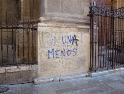 La-entidad-consultiva-da-el-visto-bueno-a-la-eliminación-de-una-veintena-de-pintadas-de-las-fachadas-de-la-catedral-de-Granada