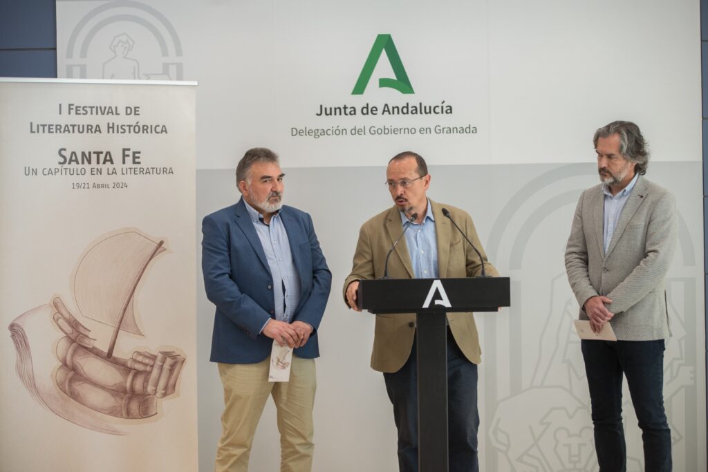 El-delegado-de-Turismo,-Cultura-y-Deporte,-Fernando-Egea,-y-el-alcalde-del-municipio,-Juan-Cobo,-presentan-el-nuevo-certamen