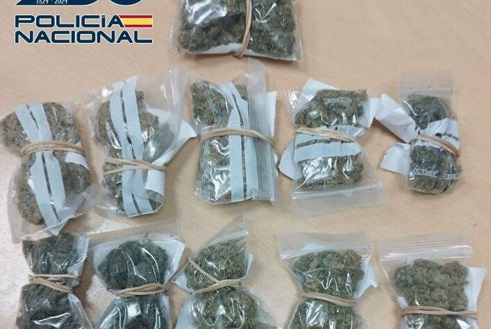 Agentes-de-la-Policía-Nacional-detienen-a-un-repartidor-de-marihuana-al-por-menor-en-ciclomotor