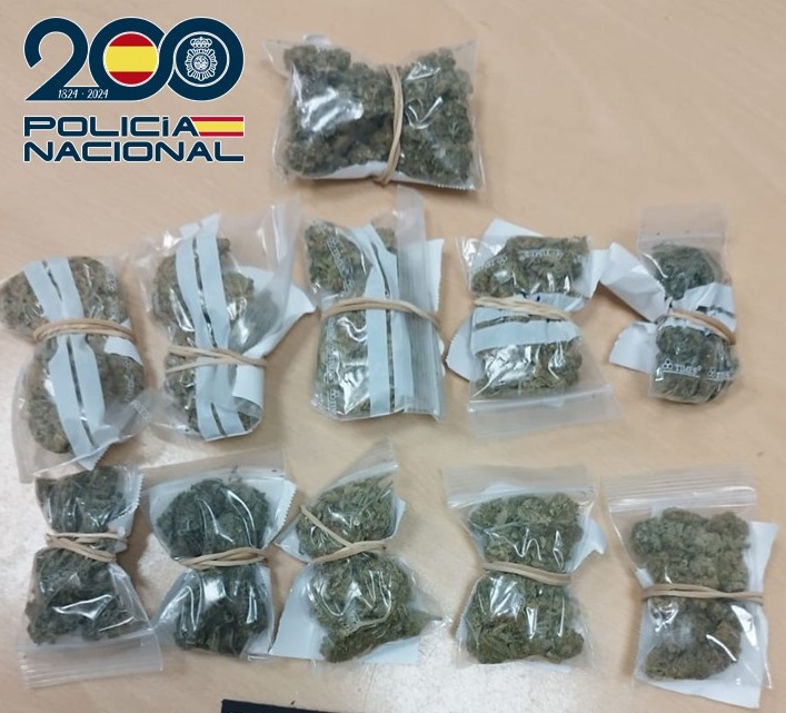 Agentes-de-la-Policía-Nacional-detienen-a-un-repartidor-de-marihuana-al-por-menor-en-ciclomotor