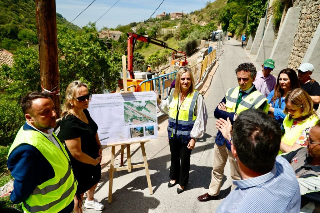 La-alcaldesa-supervisa-las-obras-de-emergencia-en-el-Camino-de-Beas,-buscando-un-tiempo-record