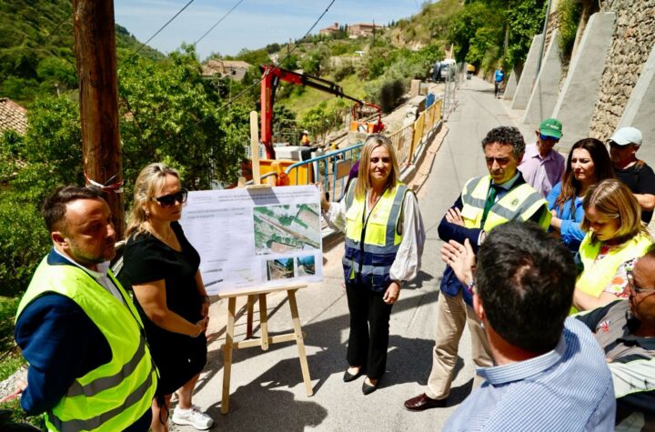 La-alcaldesa-supervisa-las-obras-de-emergencia-en-el-Camino-de-Beas,-buscando-un-tiempo-record