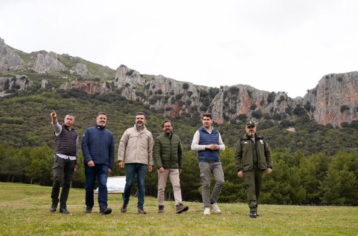 Fernández-Pacheco-visita-las-instalaciones-de-esta-zona-verde,-la más-visitada-por-los-granadinos