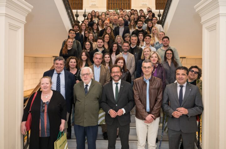 El-delegado-del-Gobierno,-Antonio-Granados,-da-la-bienvenida-a-los-estudiantes-en-un-acto-en-la-sede-de-la-administración-autonómica