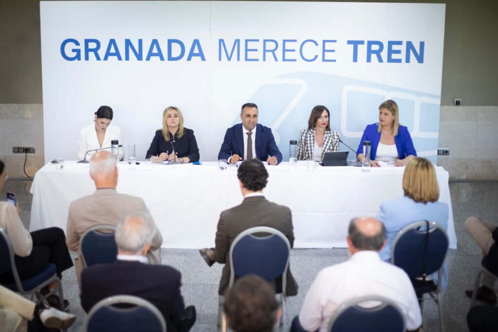 Francis-Rodríguez-ha-inaugurado-el-Foro-Granada-Merece-Tren-junto-a-la-alcaldesa-Marifrán-Carazo-y-Rocío-Díaz