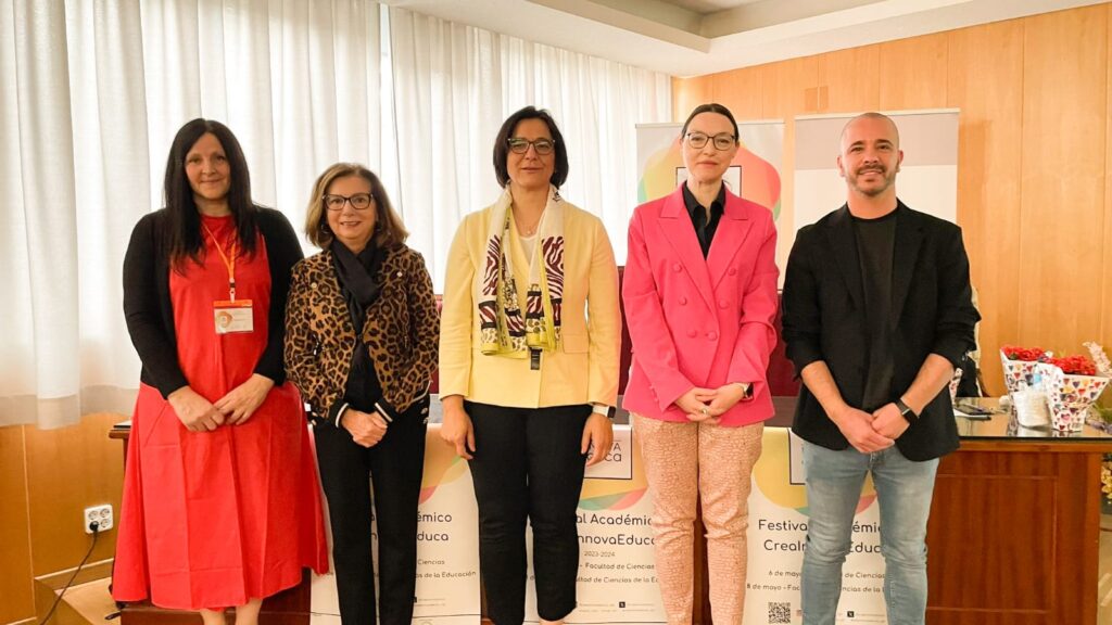 La-delegada-de-Desarrollo-Educativo-asiste-a-la-inauguración-del-evento-que-"fortalece-lazos-entre-la-Universidad-y-la-comunidad-educativa"