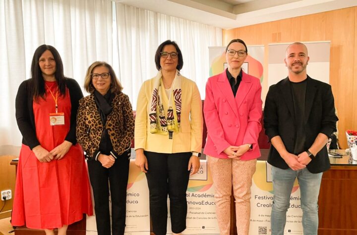 La-delegada-de-Desarrollo-Educativo-asiste-a-la-inauguración-del-evento-que-"fortalece-lazos-entre-la-Universidad-y-la-comunidad-educativa"