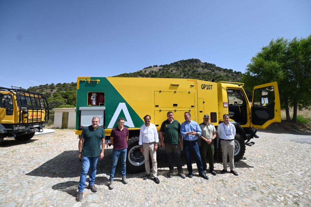 Antonio-Granados-ha-visitado-las-instalaciones-del-Centro-de-Defensa-Forestal-de-Puerto-Lobo-donde-ha-visto-el-nuevo-camión-autobomba